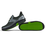 Golfschuh VitalloFlex Quantum Stinger – dunkelgrünes Mesh und graues Carbon, schwarze Sohle – Paaransicht mit Laufsohle