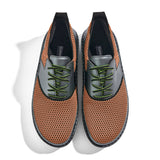 Golfschuh VitalloFlex Quantum Stinger – orangebraunes Mesh und graues Carbon, schwarze Sohle – Paaransicht von oben