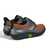 Golfschuh VitalloFlex Quantum Stinger – orangebraunes Mesh und graues Carbon, schwarze Sohle – Paaransicht schräg von hinten