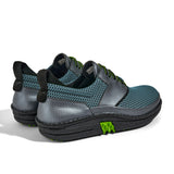 Golfschuh VitalloFlex Quantum Stinger – petrolfarbenes Mesh und graues Carbon, schwarze Sohle – Paaransicht schräg von hinten