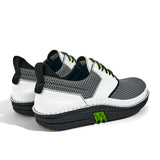 Golfschuh VitalloFlex Quantum Stinger – graues Mesh und weißes Carbon, schwarze Sohle – Paaransicht schräg von hinten