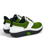 Golfschuh VitalloFlex Quantum Stinger – hellgrünes Mesh und weißes Carbon, schwarze Sohle – Paaransicht schräg von hinten