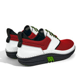 Golfschuh VitalloFlex Quantum Stinger – rotes Mesh und weißes Carbon, schwarze Sohle – Paaransicht schräg von hinten