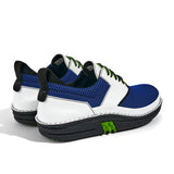 Golfschuh VitalloFlex Quantum Stinger – royalblaues Mesh und weißes Carbon, schwarze Sohle – Paaransicht schräg von hinten