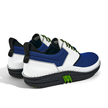 Golfschuh VitalloFlex Quantum Stinger – royalblaues Mesh und weißes Carbon, schwarze Sohle – Paaransicht schräg von hinten