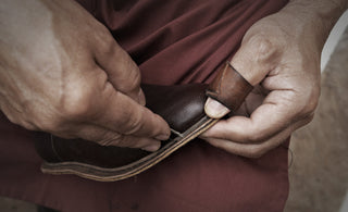 Ein Maßschuh entsteht (6): Das Einstechen