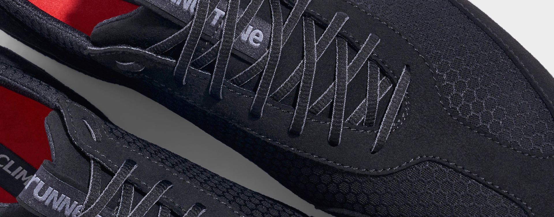 Laufschuh Runnertune Pace Black – schwarzes Waben-Textil und schwarzes Velour, schwarze Sohle – Paaransicht von oben