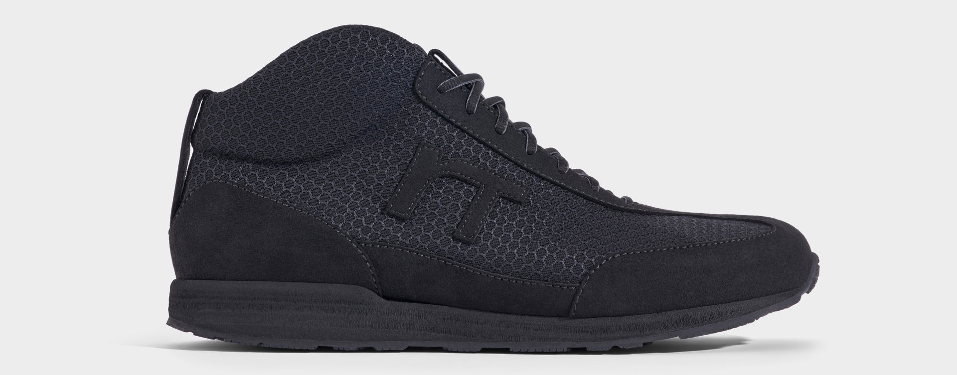 High-Top Laufschuh Runnertune X-Pace Black – schwarzes Waben-Textil und schwarzes Velour, schwarze Sohle – Einzelansicht von der Seite