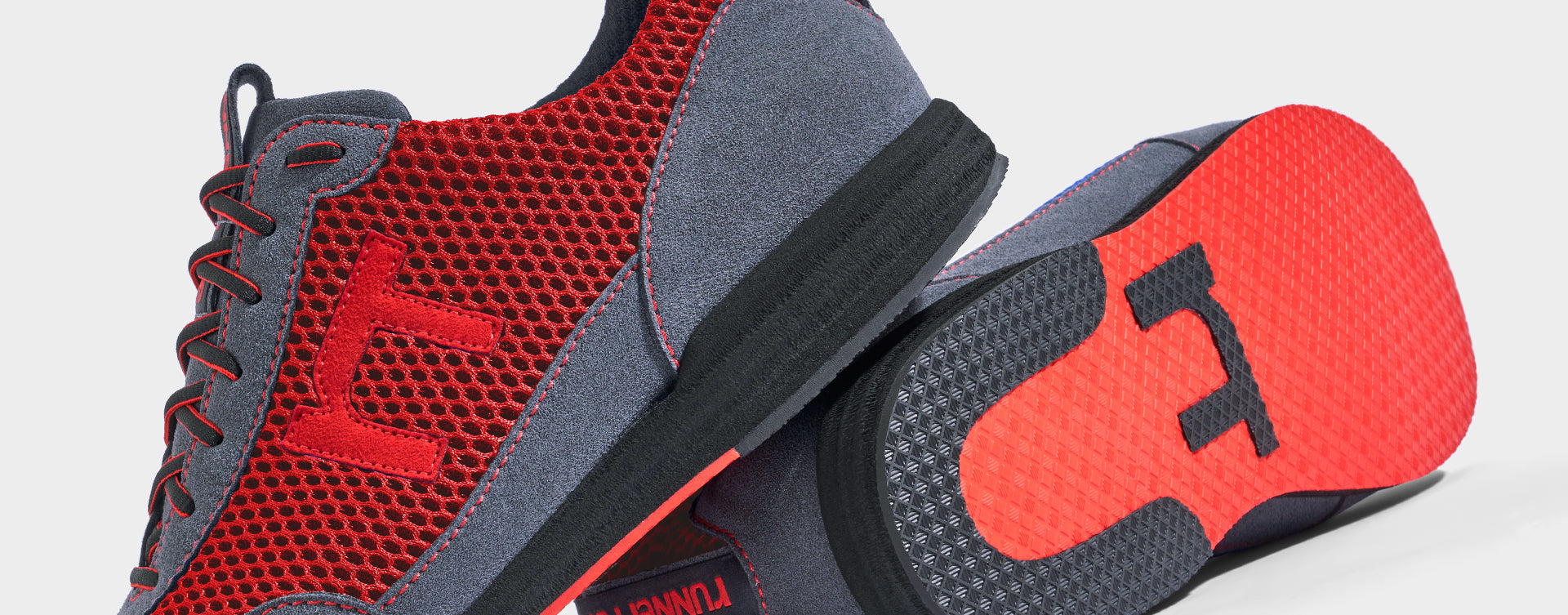 Laufschuh Runnertune Pace Colors – rotes Mesh und graues Velour, schwarze Sohle – Paaransicht mit Laufsohle