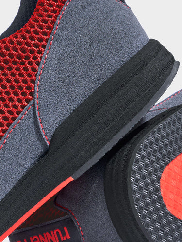 Laufschuh Runnertune Pace Colors – rotes Mesh und graues Velour, schwarze Sohle – Paaransicht mit Laufsohle