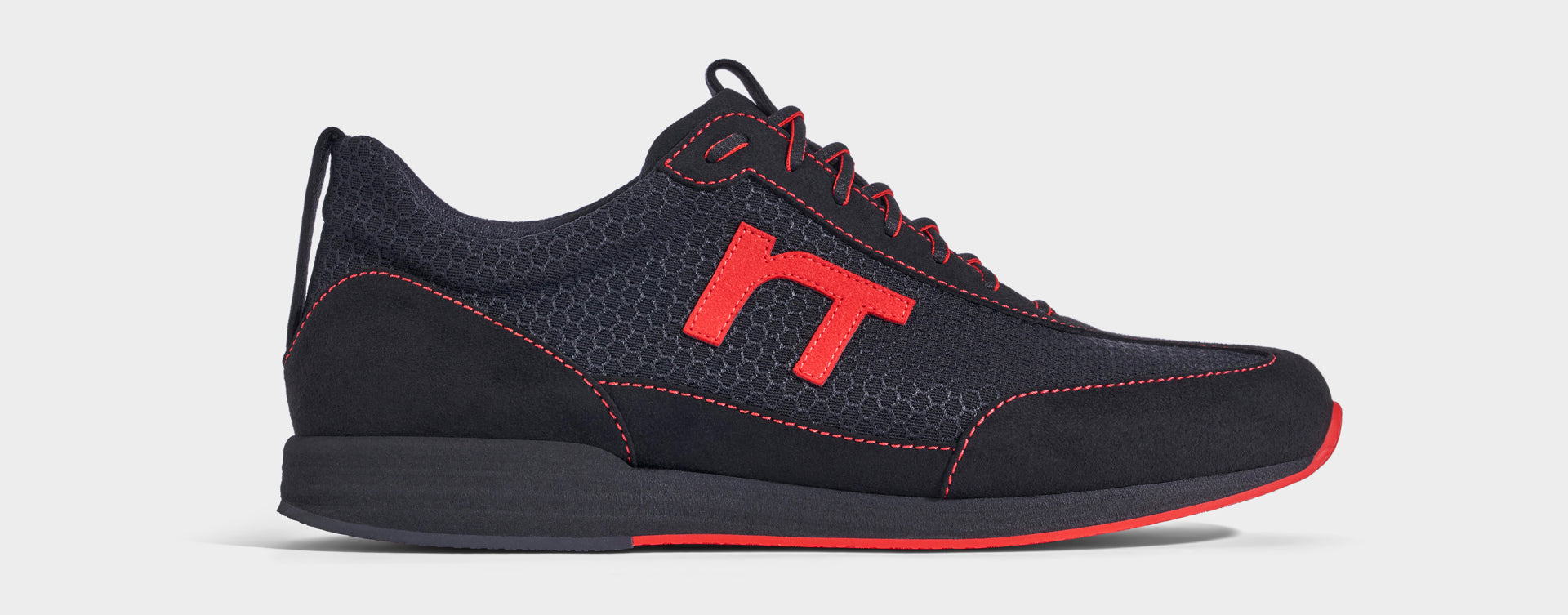 Laufschuh Runnertune Pace Original – schwarzes Waben-Textil und schwarzes Velour, schwarze Sohle – Einzelansicht von der Seite