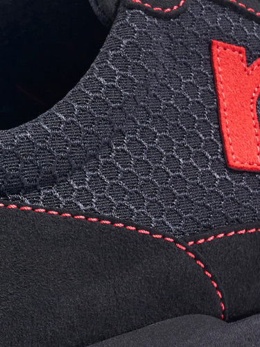 Laufschuh Runnertune Pace Original – schwarzes Waben-Textil und schwarzes Velour, schwarze Sohle – Paaransicht schräg von hinten