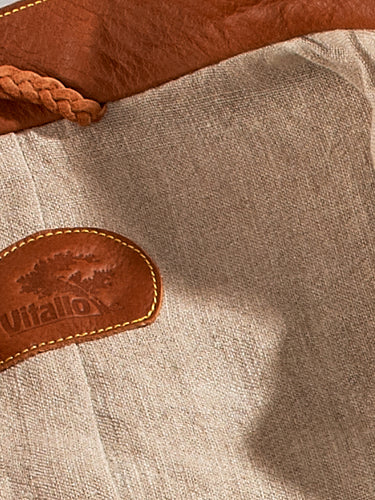 Maßgefertigte Vitallo Lederjacke – braunes Pull-Up-Leder mit gelben Akzenten – Detailansicht von Logo und Innenfutter