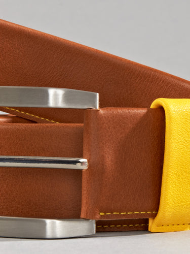 Maßgefertigter Vitallo Gürtel – braunes Pull-Up-Leder mit gelben Akzenten – Ansicht aufgerollt