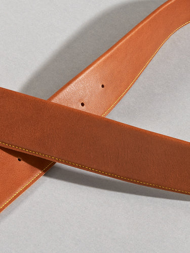 Maßgefertigter Vitallo Gürtel – braunes Pull-Up-Leder mit gelben Akzenten – Ansicht von oben