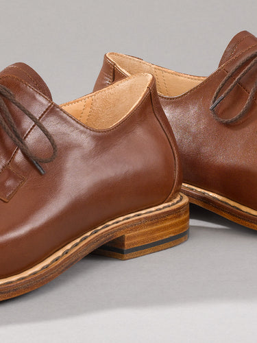 Maßgefertigter klassischer Herrenschuh Vitallo Blücher – mittelbraunes Chevreau-Leder, braune Ledersohle – Paaransicht