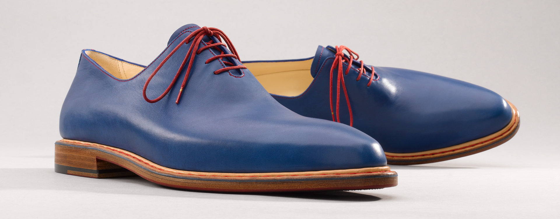 Maßgefertigter klassischer Herrenschuh Vitallo One-Piece – royalblaues Kalbsleder, braune Ledersohle – Paaransicht