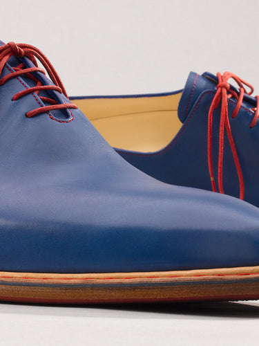 Maßgefertigter klassischer Herrenschuh Vitallo One-Piece – royalblaues Kalbsleder, braune Ledersohle – Paaransicht