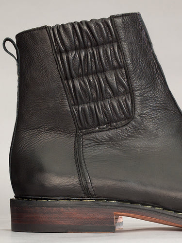 Maßgefertigter klassischer Herrenstiefel Vitallo Pull-Up – schwarzes Nappa und Lackleder, schwarze Ledersohle – Paaransicht von der Seite