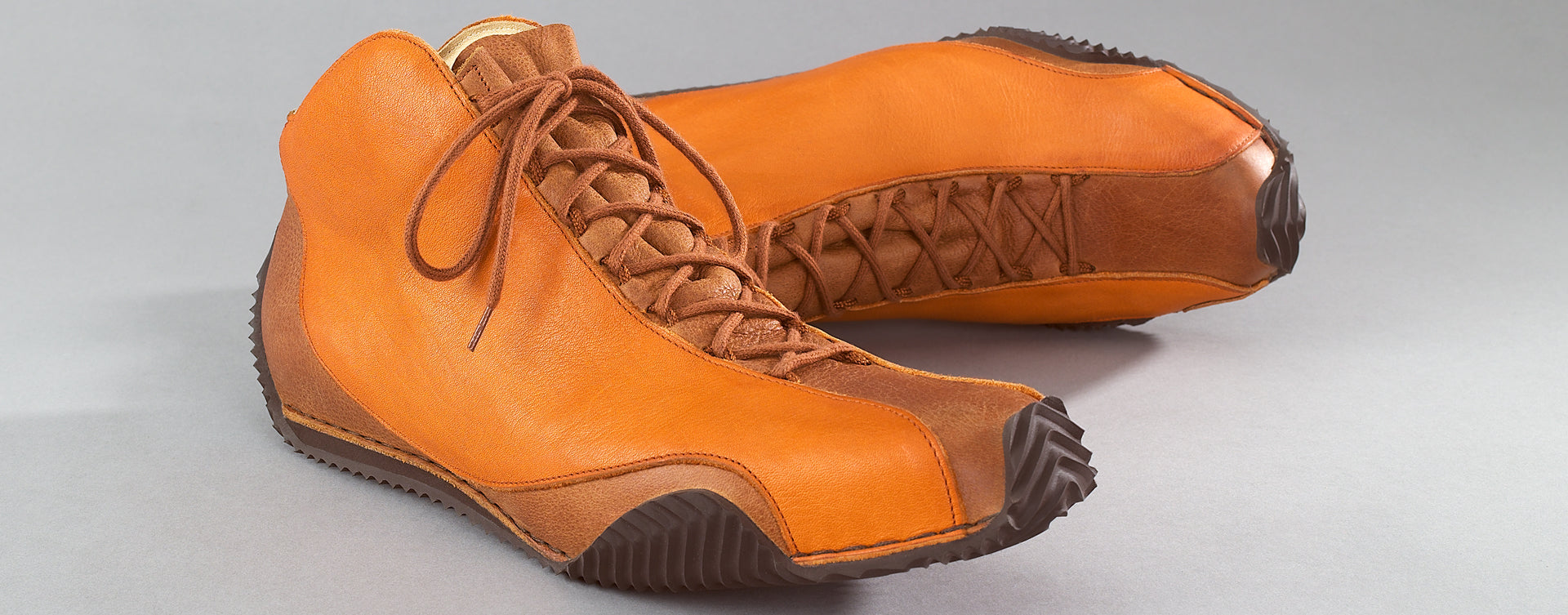 Maßgefertigter Fahrerschuh Vitallo Monoposto – honigfarbenes und hellbraunes Nappaleder, dunkelbraune Sohle – Paaransicht schräg von vorn