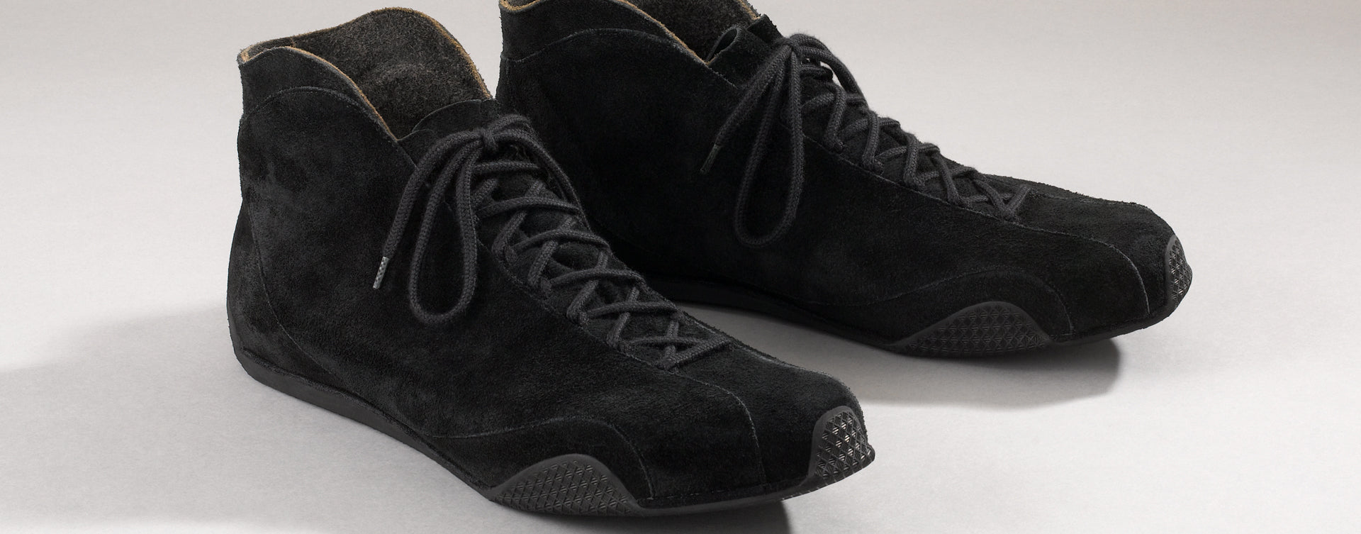 Maßgefertigter Rennfahrerschuh Vitallo Monoposto R – schwarzes Rauleder, schwarze Sohle – Paaransicht schräg von vorn