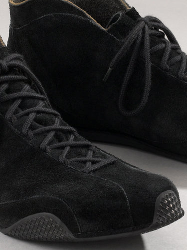 Maßgefertigter Rennfahrerschuh Vitallo Monoposto R – schwarzes Rauleder, schwarze Sohle – Paaransicht schräg von vorn