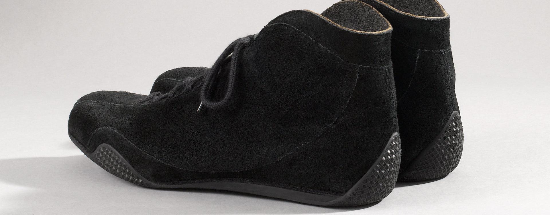 Maßgefertigter Rennfahrerschuh Vitallo Monoposto R – schwarzes Rauleder, schwarze Sohle – Paaransicht schräg von hinten