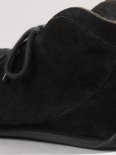 Maßgefertigter Rennfahrerschuh Vitallo Monoposto R – schwarzes Rauleder, schwarze Sohle – Paaransicht schräg von hinten