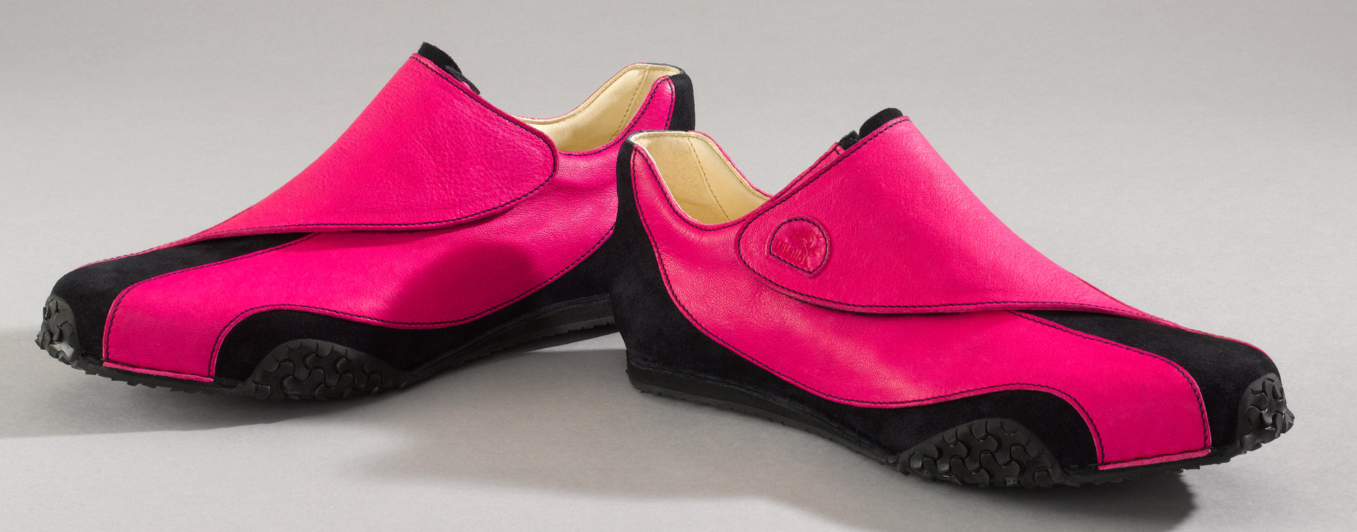 Maßgefertigter Damen-Sneaker Vitallo Impulse – pinkfarbenes Nappaleder und dunkelblaues Rauleder, schwarze Sohle – schräg von der Seite