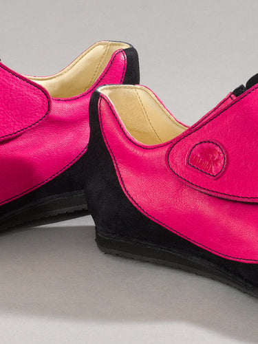 Maßgefertigter Damen-Sneaker Vitallo Impulse – pinkfarbenes Nappaleder und dunkelblaues Rauleder, schwarze Sohle – schräg von der Seite