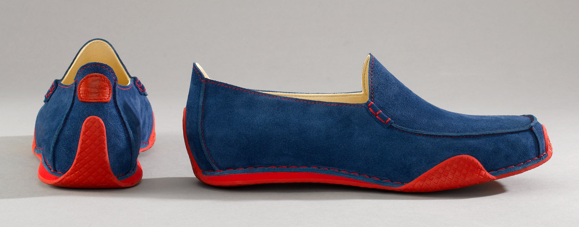 Maßgefertigter Damen-Mokassin Vitallo Indina – dunkelblaues Rauleder, rote Sohle – Paaransicht von der Seite