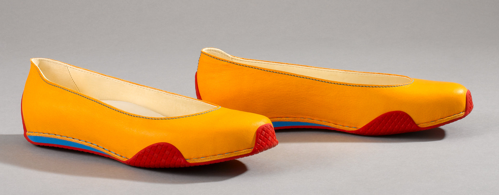 Maßgefertigter Ballerina Vitallo Liberty – mandarinfarbenes Nappaleder, rote Sohle – Paaransicht von der Seite