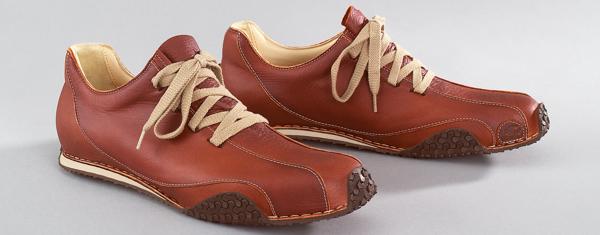 Maßgefertigter Herren-Sneaker Vitallo Motion – braunes Pull-Up-Leder, dunkelbraune Sohle – Paaransicht schräg von vorn