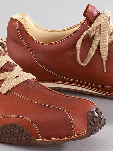 Maßgefertigter Herren-Sneaker Vitallo Motion – braunes Pull-Up-Leder, dunkelbraune Sohle – Paaransicht schräg von vorn