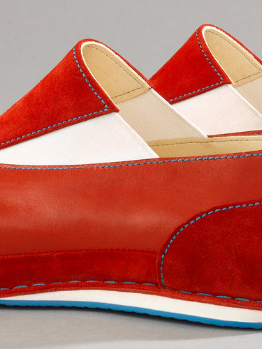 Maßgefertigter Damen-Slipper Vitallo Spirit – rotes Rauleder und rotes Glattleder, kornblaue Sohle – Paaransicht schräg von hinten