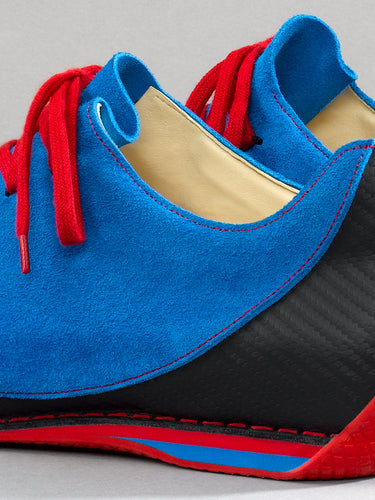 Maßgefertigter Herren-Sneaker Vitallo Velos – kornblaues Rauleder, rote Sohle – Paaransicht schräg von hinten