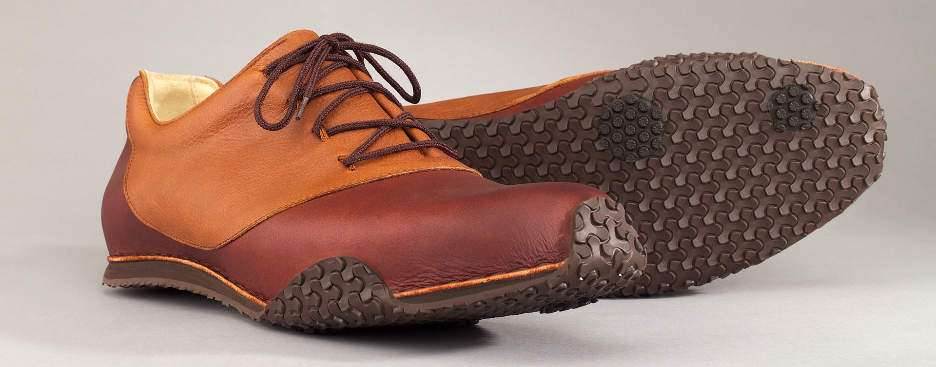 Maßgefertigter Golfschuh Vitallo Ace – hellbraunes und dunkelbraunes Nappaleder, dunkelbraune Sohle – Paaransicht mit Laufsohle