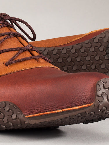 Maßgefertigter Golfschuh Vitallo Ace – hellbraunes und dunkelbraunes Nappaleder, dunkelbraune Sohle – Paaransicht mit Laufsohle