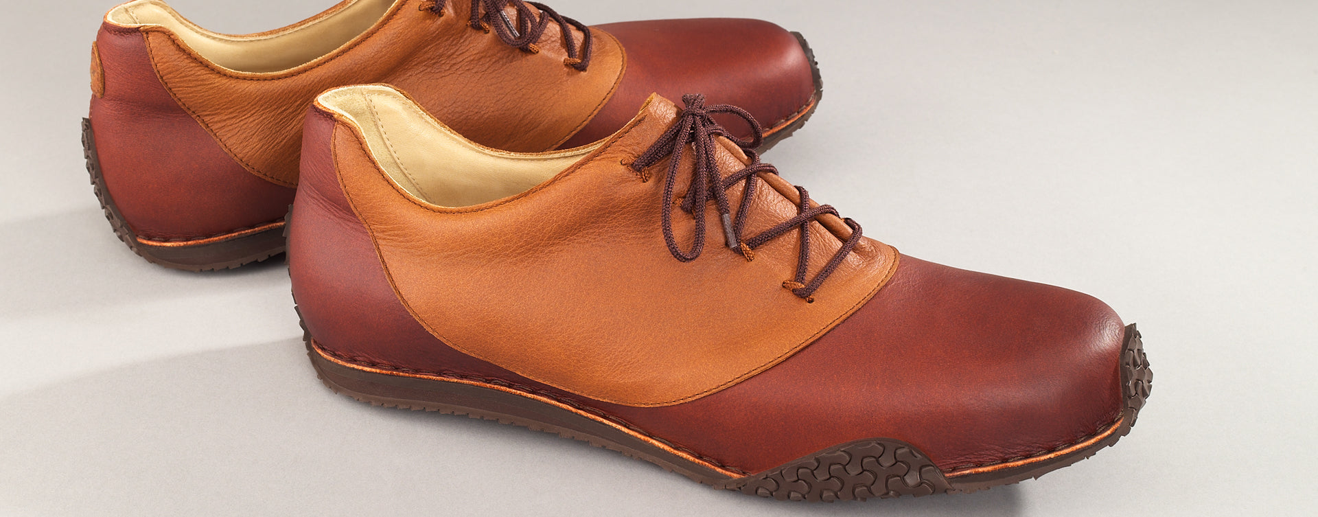 Maßgefertigter Golfschuh Vitallo Ace – hellbraunes und dunkelbraunes Nappaleder, dunkelbraune Sohle – Paaransicht von der Seite