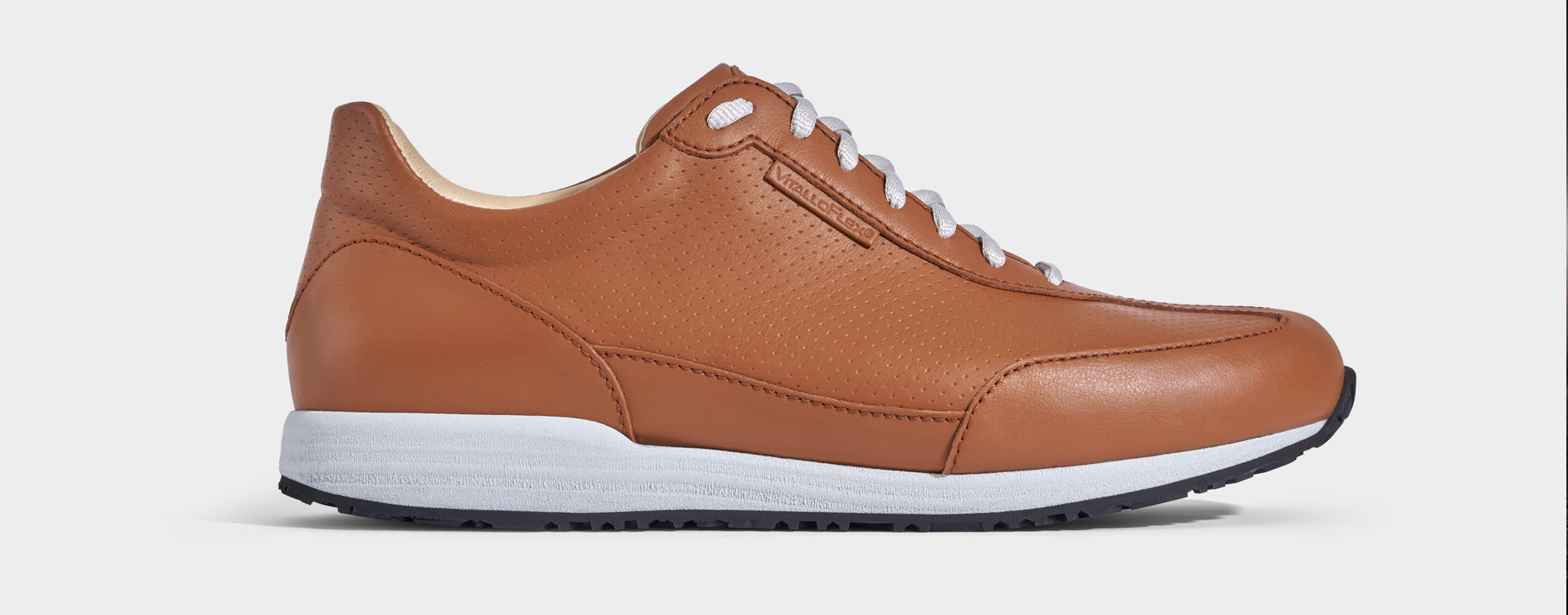 Sneaker VitalloFlex Puro S – cognacfarbenes, perforiertes und glattes Anilinleder, hellgraue Sohle – Einzelansicht von der Seite
