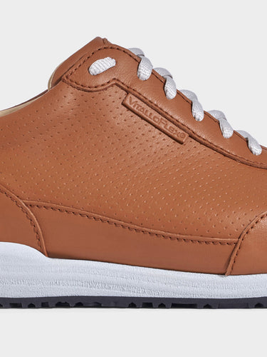 Sneaker VitalloFlex Puro S – cognacfarbenes, perforiertes und glattes Anilinleder, hellgraue Sohle – Einzelansicht von der Seite