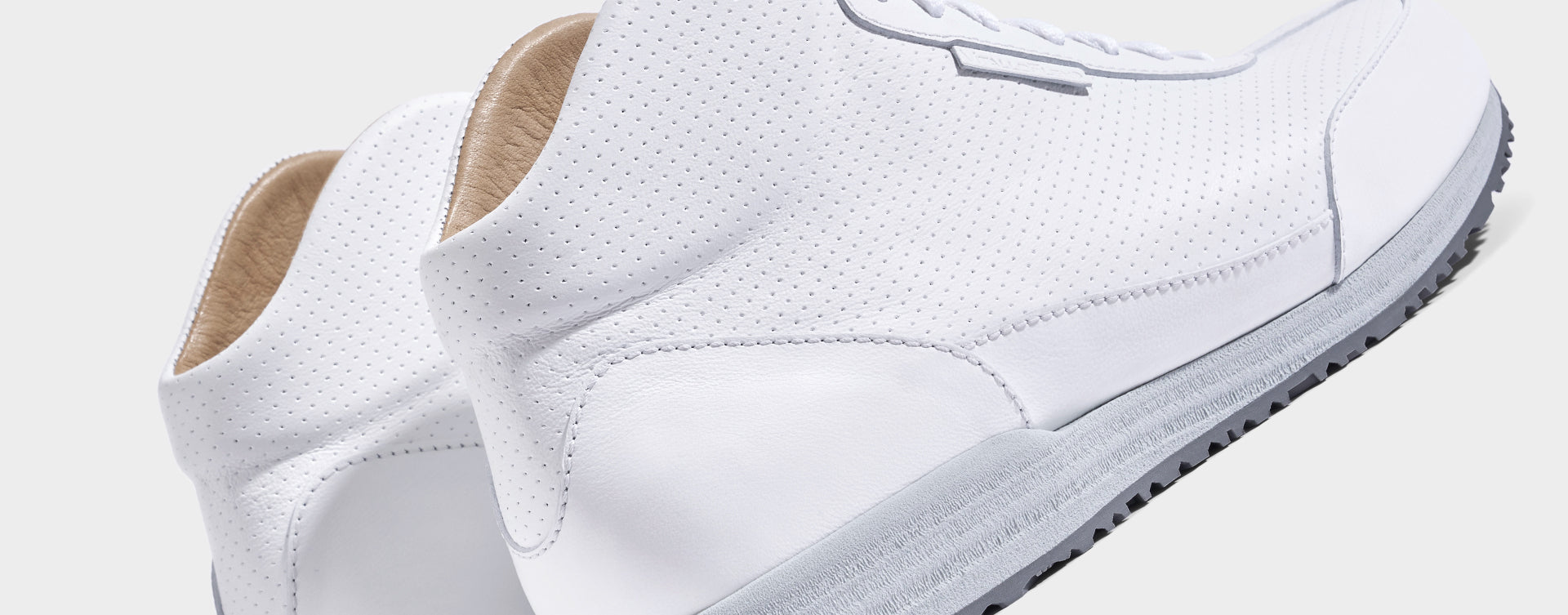 High-Top Sneaker VitalloFlex Puro S-HT – weißes, perforiertes und glattes Anilinleder, hellgraue Sohle – Paaransicht schräg von hinten