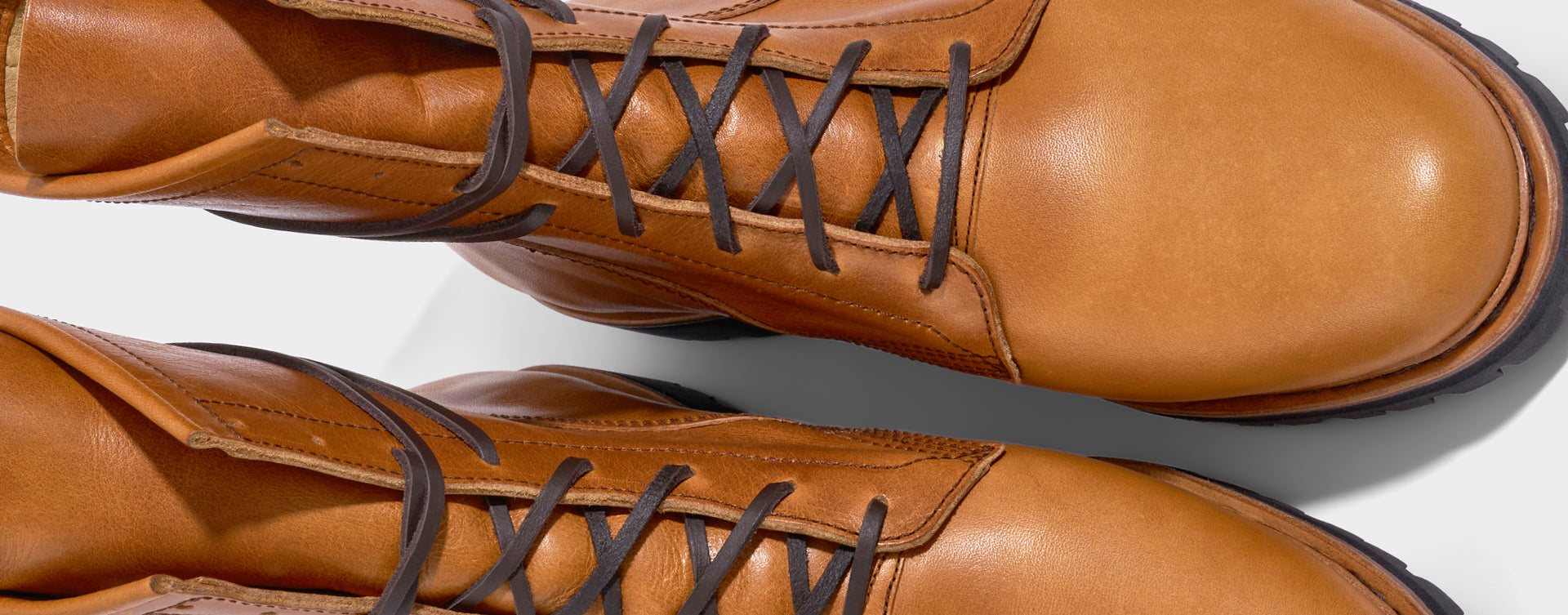 Schnür-Boot VitalloFlex Lacer – karamellfarbenes Pull-Up-Leder, schwarze Sohle – Paaransicht von oben