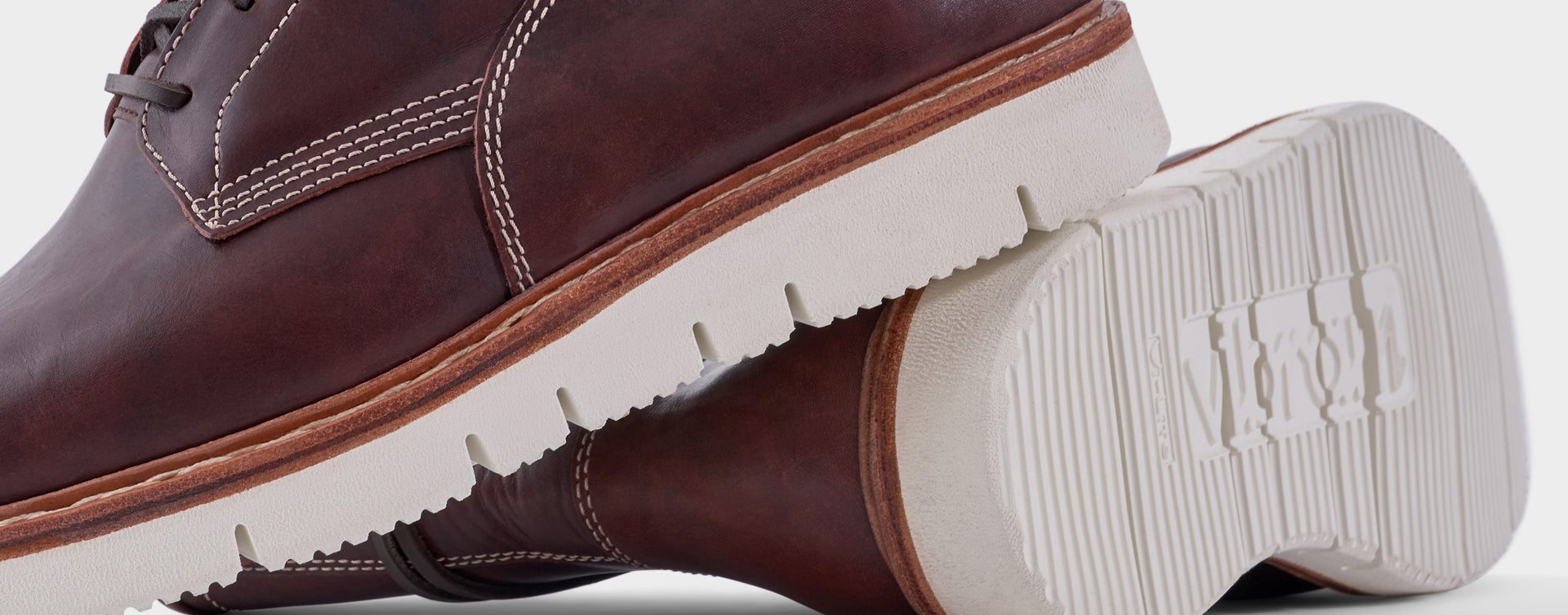Schnür-Boot VitalloFlex Lacer Sport – mahagonifarbenes Pull-Up-Leder, weiße Sohle – Paaransicht mit Laufsohle