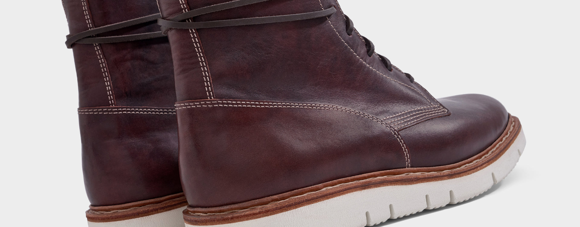 Schnür-Boot VitalloFlex Lacer Sport – mahagonifarbenes Pull-Up-Leder, weiße Sohle – Paaransicht schräg von hinten