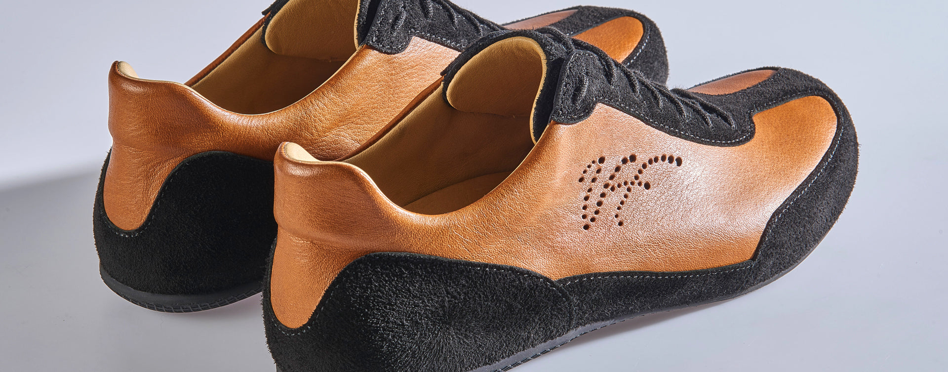 Sneaker VitalloFlex Puro RS – hellbraunes Nappaleder und schwarzes Rauleder, schwarze Sohle – Paaransicht schräg von hinten