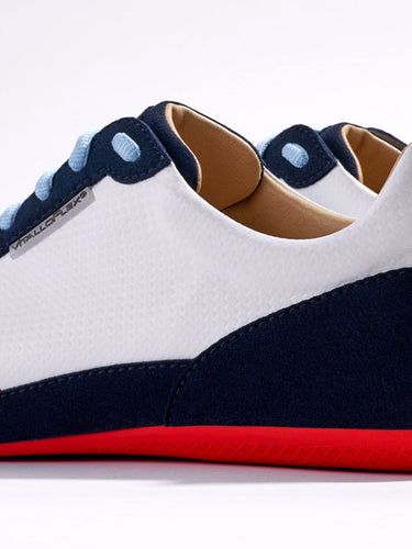 Sneaker VitalloFlex Puro RS RÖHRL75 – weißes Carbon und dunkelblaues Velour, rote Sohle – Paaransicht schräg von hinten