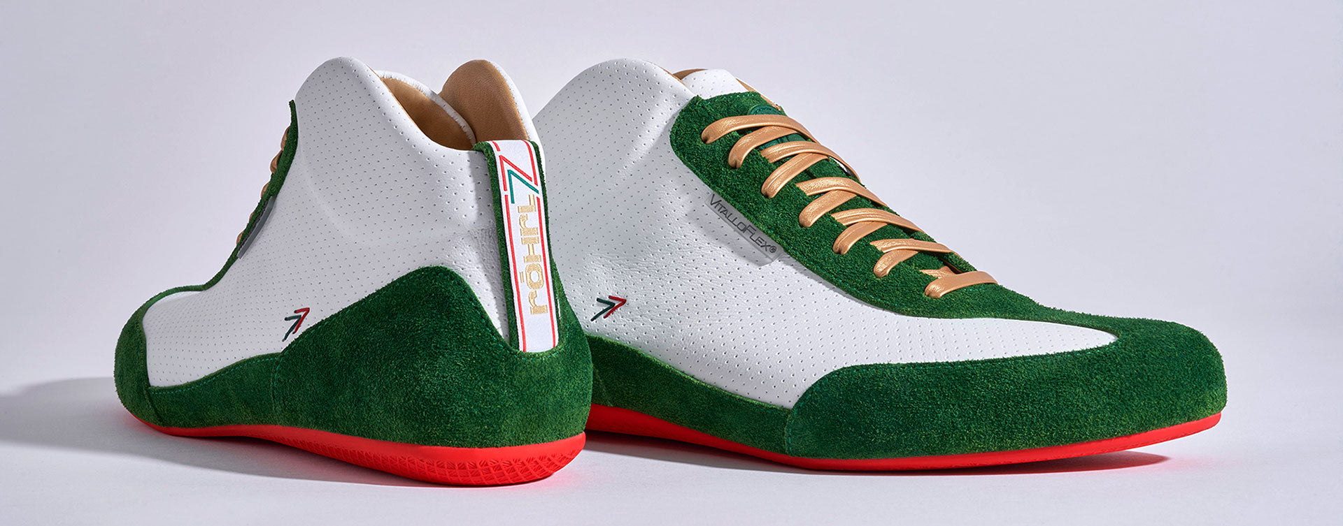 High-Top Sneaker VitalloFlex Puro RSR RÖHRL77 – weißes, perforiertes Anilinleder und grünes Rauleder, rote Sohle – Paaransicht schräg