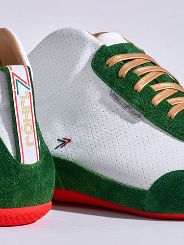High-Top Sneaker VitalloFlex Puro RSR RÖHRL77 – weißes, perforiertes Anilinleder und grünes Rauleder, rote Sohle – Paaransicht schräg