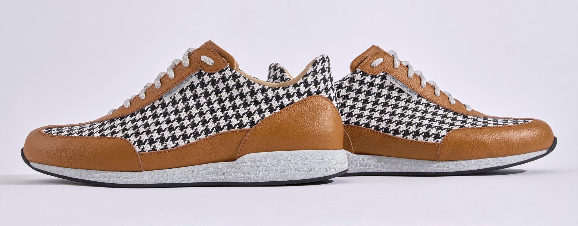 Sneaker VitalloFlex Puro Sport Classic – schwarz-weißes Hahnentrittgewebe und cognacfarbenes Anilinleder – Paaransicht von der Seite